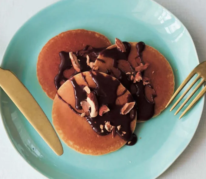【画像】とろっと濃厚なチョコ風味ソースで市販のパンケーキを格上げ!「プロテインパンケーキ」