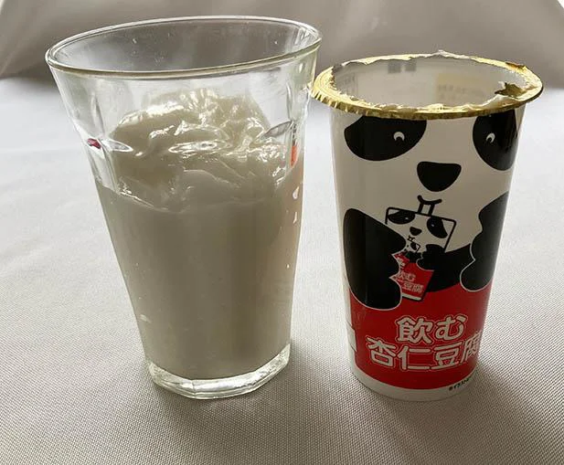 【画像を見る】スプーンですくってもいいかも!?と思うくらいフルフルの「飲む杏仁豆腐」