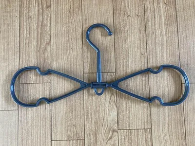 【画像を見る】一見、アーム部がバタフライ型になったハンガーに見えるものの…