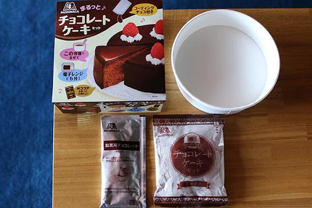 中身は容器、ミックス粉、チョコの3点。