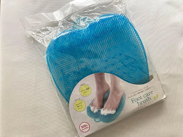 帰宅した家族の足がクサイ…！【ダイソー】の「フットケアブラシ」で解決できるかも♪