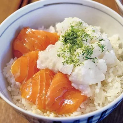 「サーモンのづけとろろ丼」