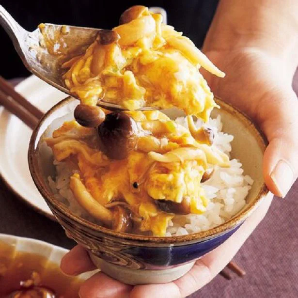 ランチに最適！ 食材２つの簡単ごはん「しめじのふわふわ卵甘酢あんかけ」