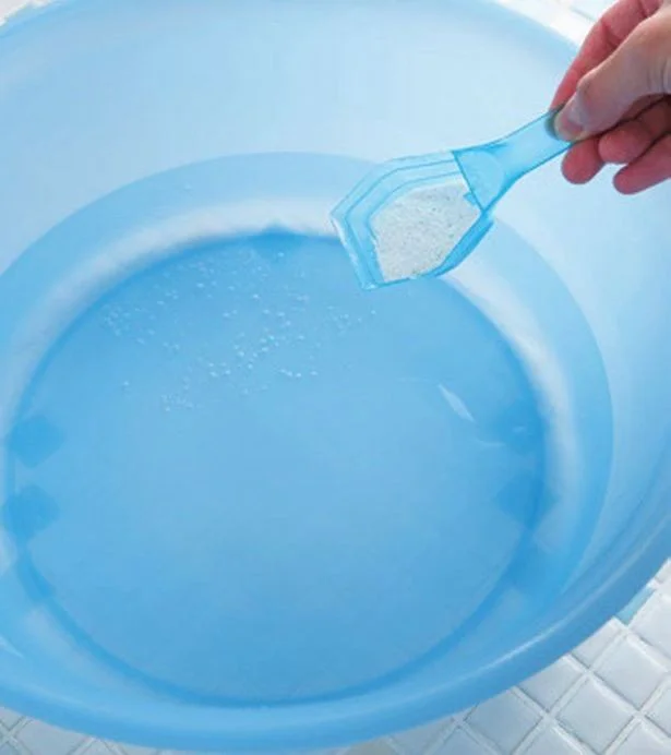 白スニーカーは、最初に40℃の湯に粉末洗剤を溶かし、つけ置き用の洗剤液を作る