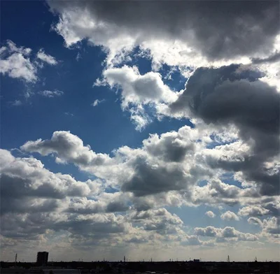 【画像を見る】積雲の底あたりは、暗くなって灰色に見える