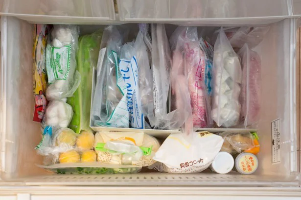 【写真を見る】冷凍室の美的収納の一例。右から肉、魚、穀類、そして手前に野菜と分類。