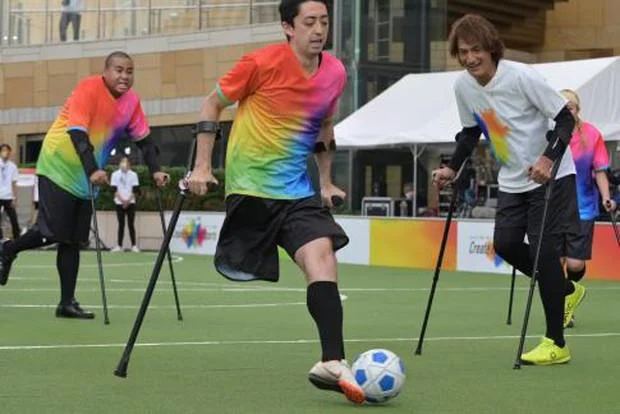 片足でプレーする「アンプティサッカー」。日本代表エンヒッキ選手の足さばきはさすが！