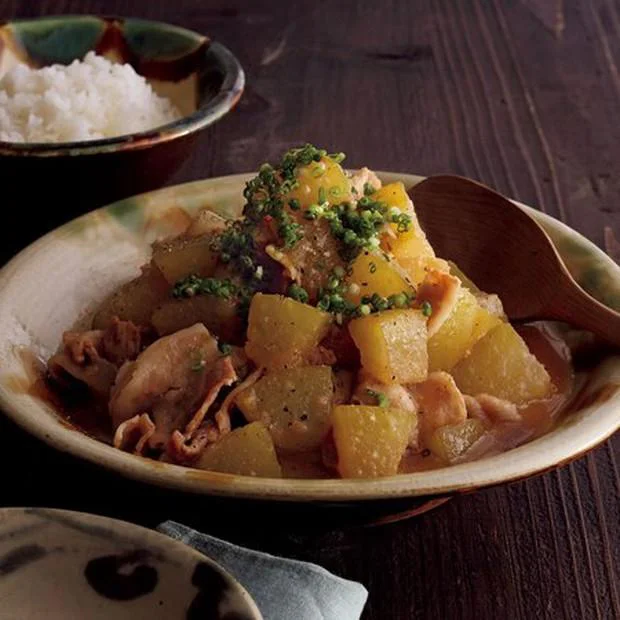 【画像を見る】肉のうまみを吸ったとうがんが美味「とうがんと豚肉のみそ煮」