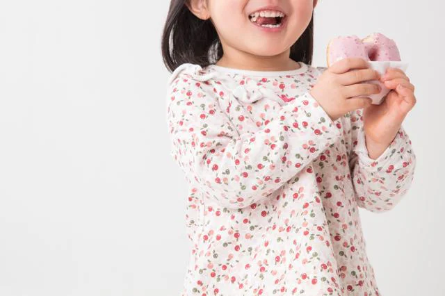 ありえない！お菓子をあげてもお礼ナシのママ友にモヤモヤが止まりません【お悩み相談】