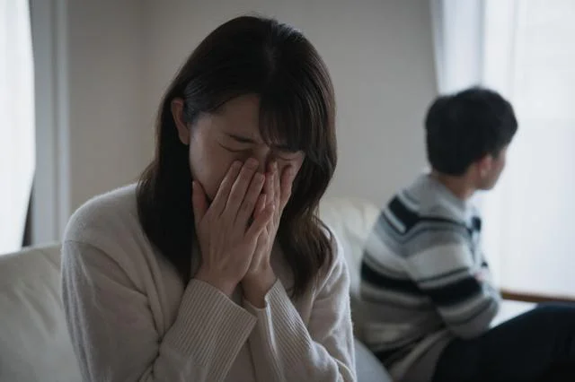 在宅時は常にヘッドフォンして映画鑑賞の夫。子育てのことを相談したいのに…【お悩み相談】