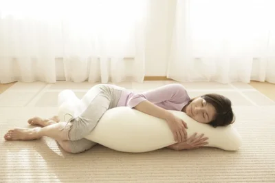 抱きながら眠りたい女性のために、改良・開発されたのが「王様の抱き枕 レディース」
