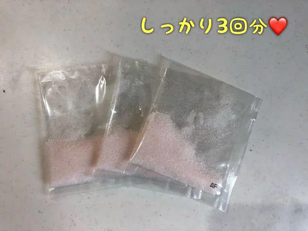 【画像を見る】ピンクの粉が3袋入り。110円で3回分なんてお得♪