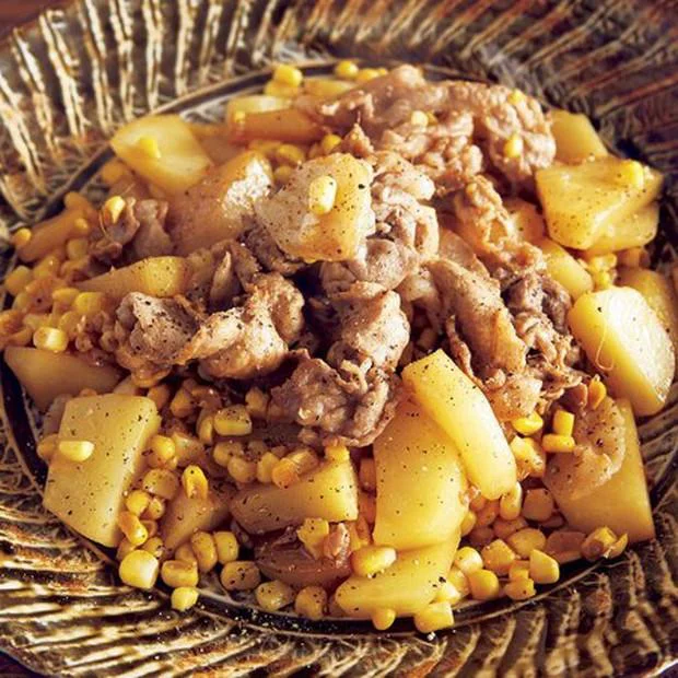 【画像を見る】香ばしい風味がたまらない！「豚肉とじゃがいものにんにくじょうゆ炒め」