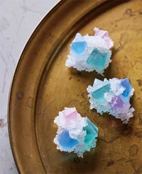 3色の正八面体が自ら発光しているような「フローライト」／きらきら鉱物菓子の作り方（6）