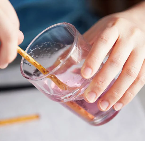 【画像を見る】煮溶かした寒天液が接着剤に!