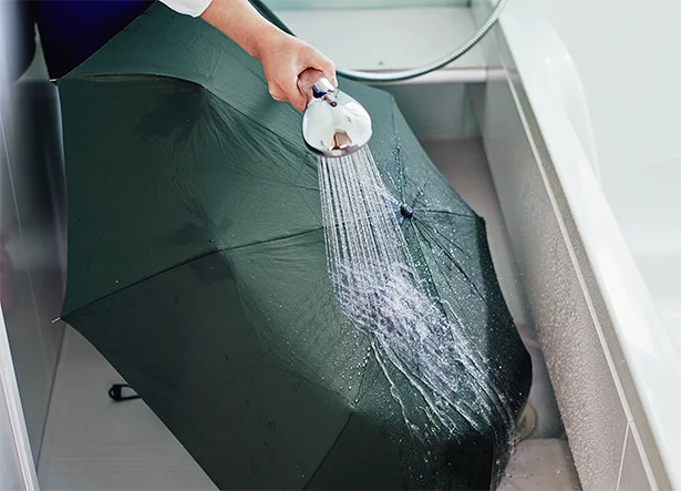折り畳み傘などは洗剤を入れて泡立てたバケツに入れてつけ置き、水で流せばさらにさっぱり。