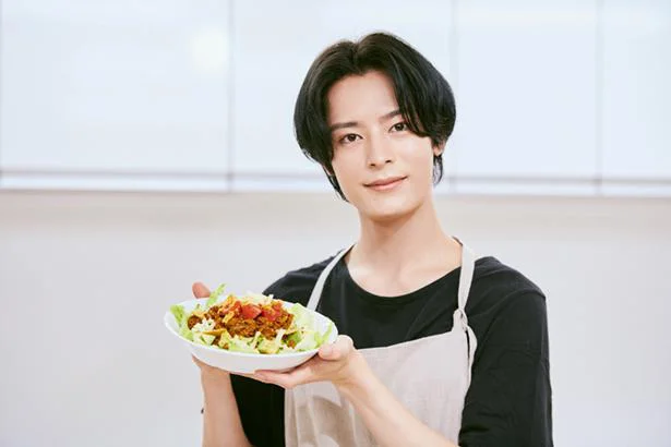 俳優・塩野瑛久さんが手料理チャレンジをレポート！家庭にある材料だけで簡単に本格的な味が作れる「簡単タコライス」／塩野瑛久の今日はこれ作ろう（1）
