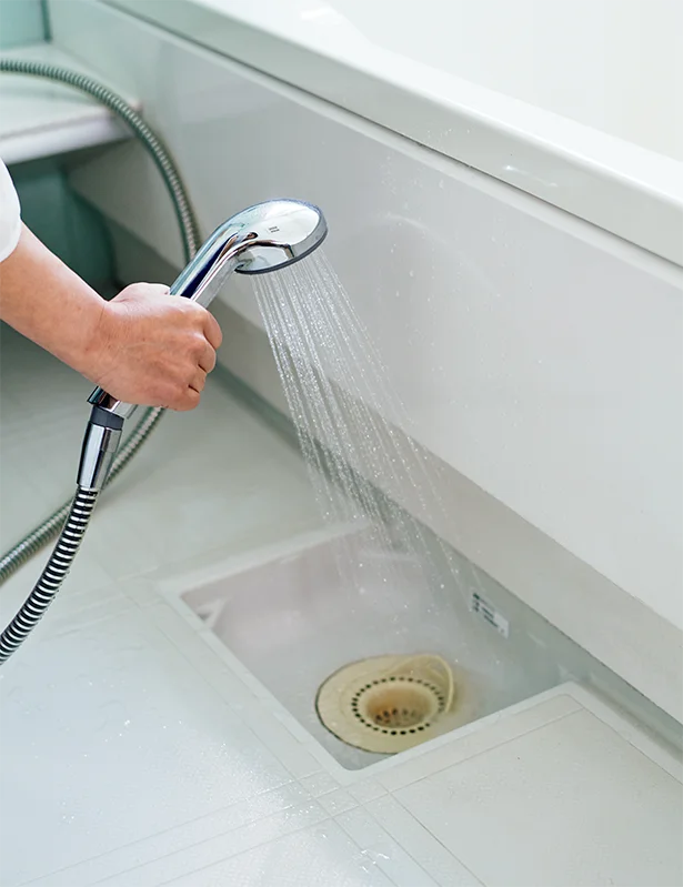 湯で排水口と排水管の汚れを洗い流し、そのあと水を流して排水口と排水管を冷やす。