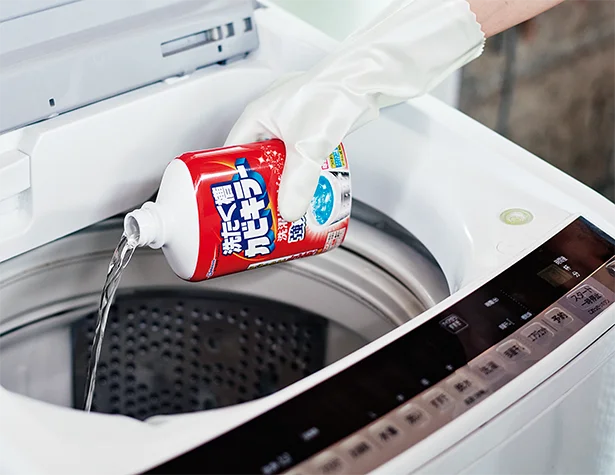 1▷洗濯槽用クリーナーで洗濯槽を洗う。