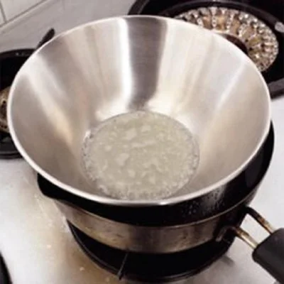 温度が低過ぎても、直火で沸騰させてもN G。熱湯で湯せんしてしっかり溶かす