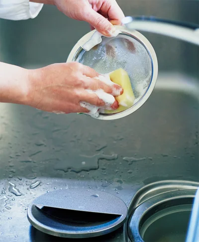排水口のゴミ受けと排水口カバーは、中性洗剤で毎日洗う。