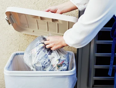 ニオイが強い生ゴミはゴミ回収の日まで屋外のふたつきのゴミ箱に保管すると◎。