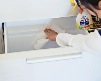 冷蔵庫は除菌スプレーで拭き掃除