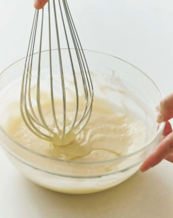 手順2では、マシュマロが溶けて全体がクリーム色になるまで混ぜる【マシュマロチーズケーキ】