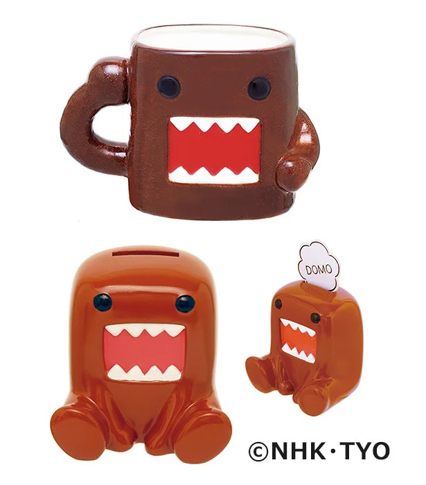 （上）どーもくん フェイスマグカップ1500円、（下）どーもくん 貯金箱 LIFE IS DOMO 2800円（税別）