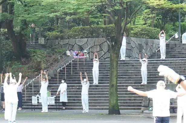 正面の階段では、新宿中央公園体操会のみなさんがお手本を示してくれます