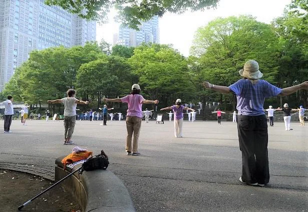 広々とした公園で伸び伸びと体を動かすと、とてもリフレッシュできます