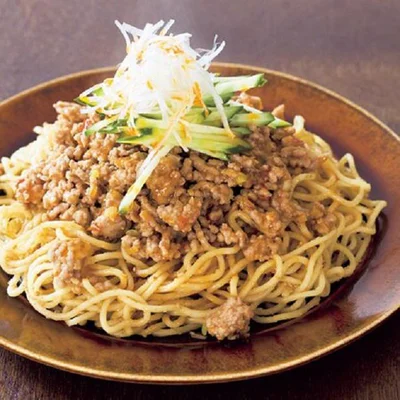 のせた肉みそを麺とからめて食べて