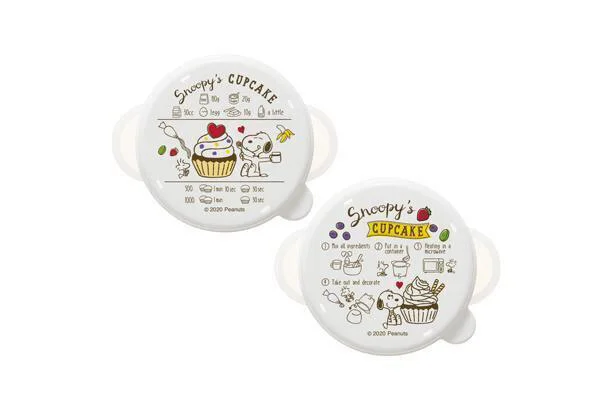 「スヌーピー カップケーキメーカー」のフタには、スヌーピーのキュートなイラストが!一緒に料理を楽しもう