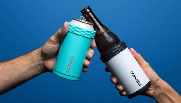 缶にも瓶にも使用できる機能的な保冷ホルダー。デザインもいかしてます