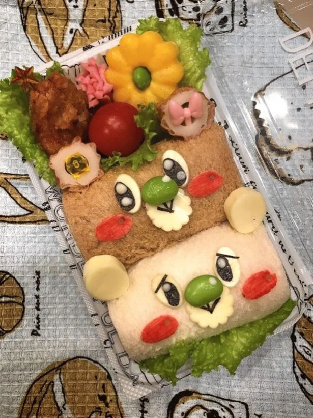 ソースをチョンと乗せたキラキラの瞳で、キュートさ倍増！キャラ弁「2色くまちゃんサンドイッチ」（投稿者：むちちあ さん）