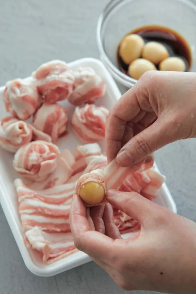 しょうゆをからめたうずらの卵に豚肉を均等に巻きつける【豚しゃぶ肉の角煮風】