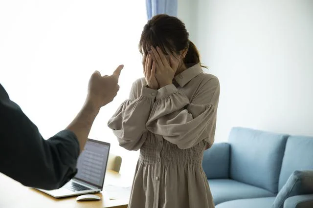 私が使うお金に厳しく、モラハラ発言を繰り返す夫。給料が高めだからって夫の暴言に耐えるべき？【お悩み相談】