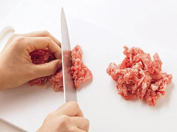 牛肉は粗めに刻んで、程よく食感を残す。刻み過ぎには注意する