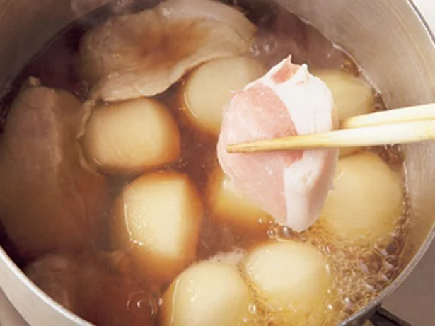 豚肉は片栗粉をまぶして煮る。つるりとした舌ざわりになり、うまみを閉じ込める