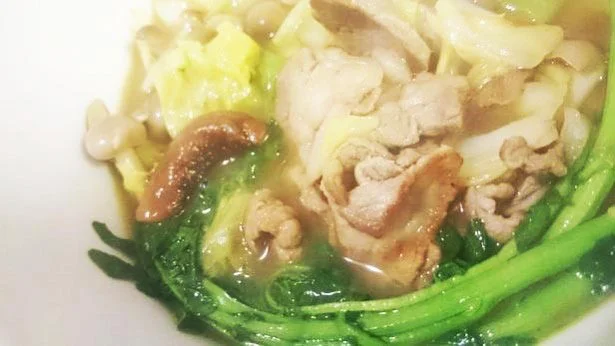 カレースープに浮かぶ、肉と野菜。体が温まりつまった鼻もすっきりさせてくれた、滋養食であった