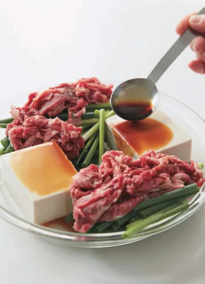 煮汁を全体に回しかけ、ふんわりラップで約7分加熱【しみしみレンジ肉豆腐】