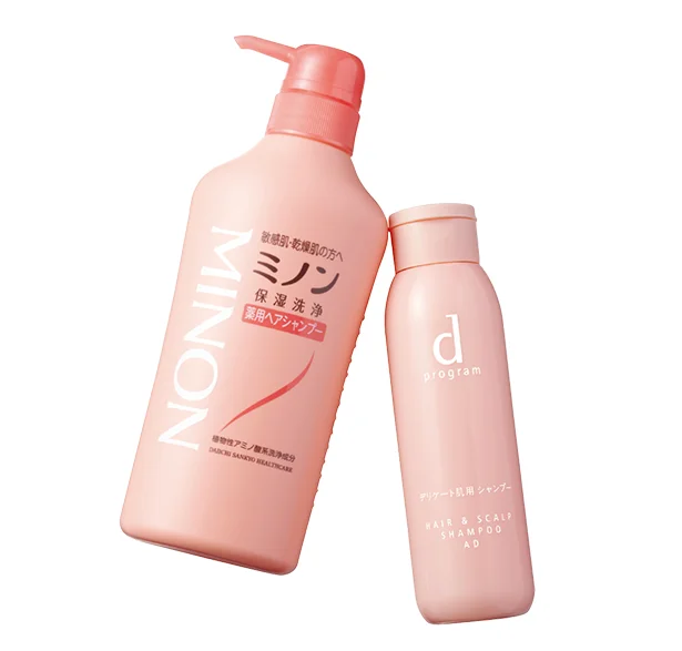 右▷d プログラム ヘア&スカルプ シャンプー AD 200ml ￥1,650／資生堂インターナショナル左▷ミノン 薬用ヘアシャンプー［医薬部外品］ 450ml ￥1,540〈編集部調べ〉／第一三共ヘルスケア