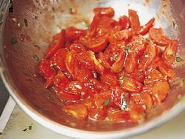【画像を見る】フレッシュトマトのソース作りのコツは、オリーブ油を少しずつ回しかけ、なじませるように混ぜること。マヨネーズを作る要領でやるとよい