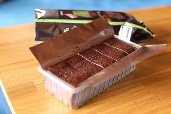 包み紙の中には、見るからに濃厚なチョコケーキが！