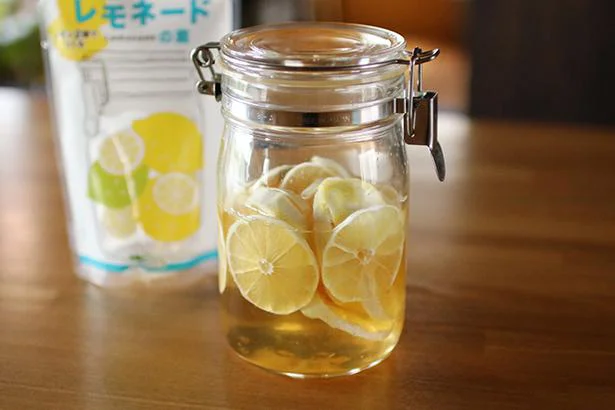 レモンを漬け込むだけの簡単自家製レモネード。