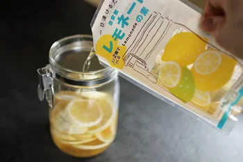 たっぷりの輪切りレモンに素を注げばOK。