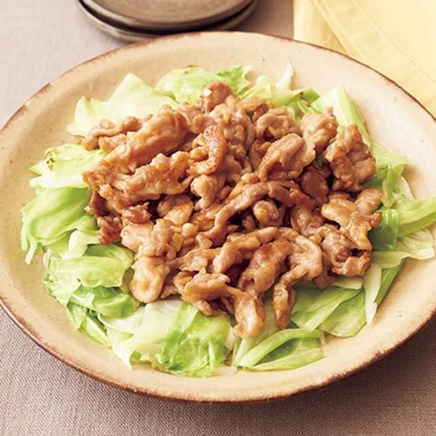 濃い味の豚肉とあっさりしたキャベツを混ぜながら食べて「豚肉とキャベツのにんにくみそ炒め」