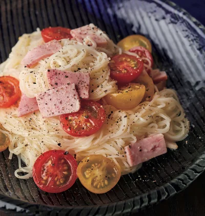 冷製パスタ風のアレンジがよく合う「ハムとトマトのマリネそうめん」