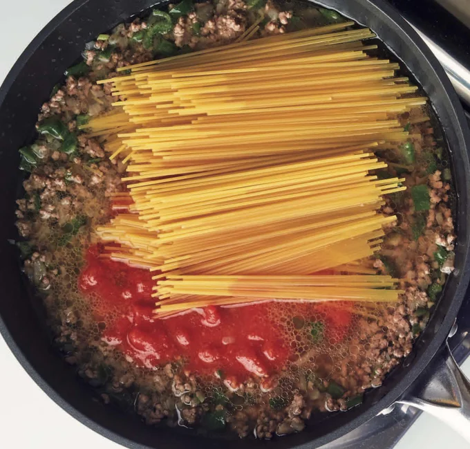 麺と具をフライパンでゆでたら...【ゆで鍋いらずのワンパンパスタ】