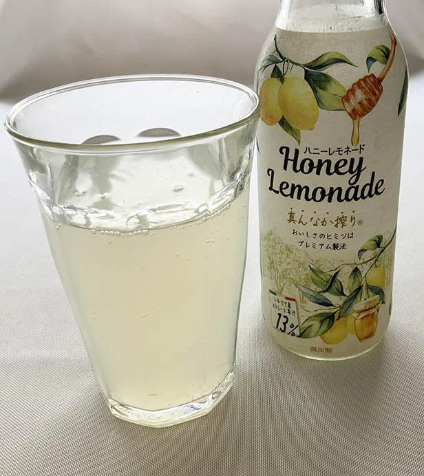 ストレート果汁13%使用の「ハニーレモネード 真んなか搾り」